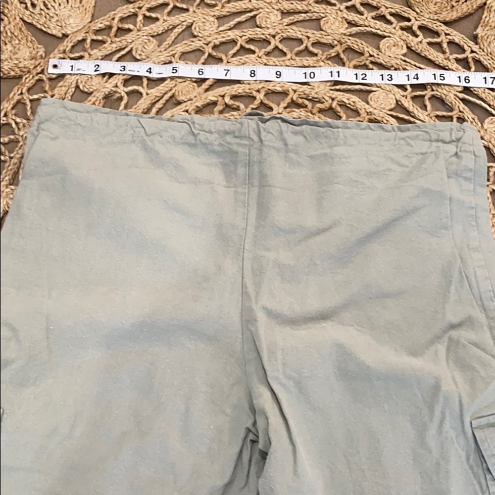 Light green cargo pants. - Picture 5 of 10